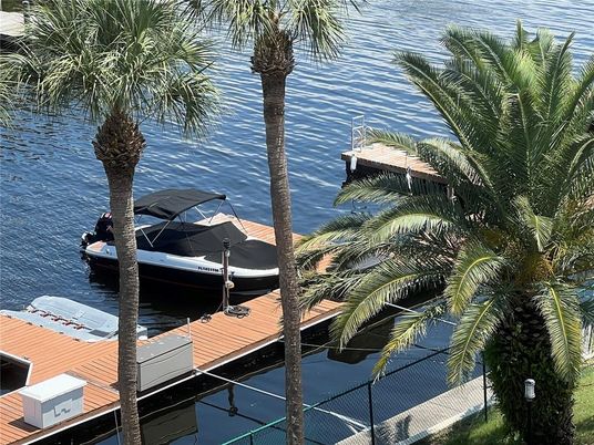 Exterior, Lake