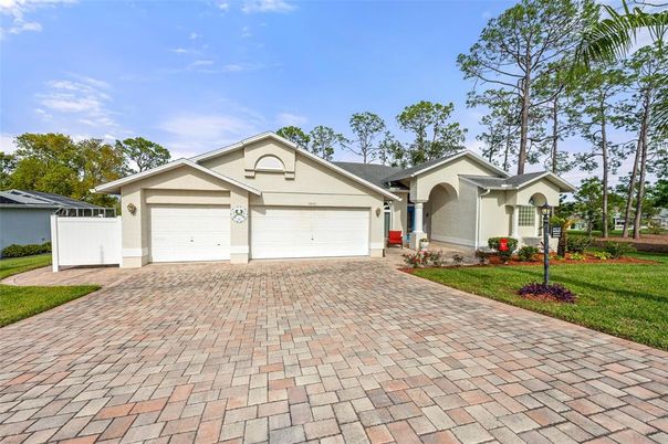 Attached, Exterior, Facade, Ranch