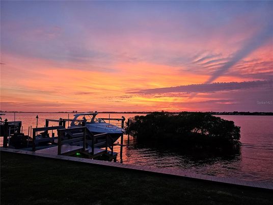 Exterior, Lake