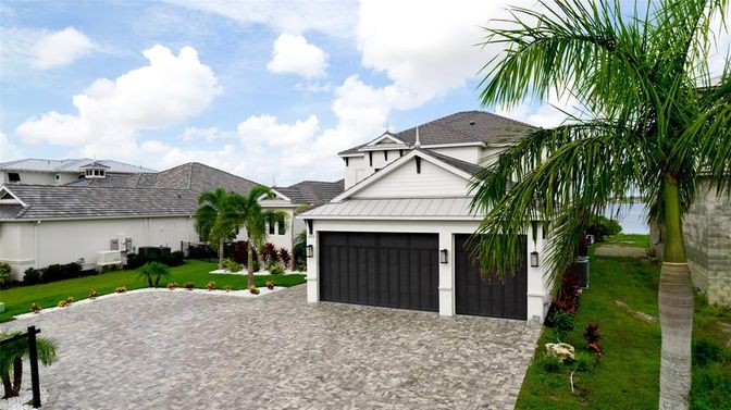 Attached, Exterior, Facade, Mediterranean