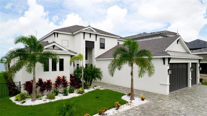 Attached, Exterior, Facade, Mediterranean