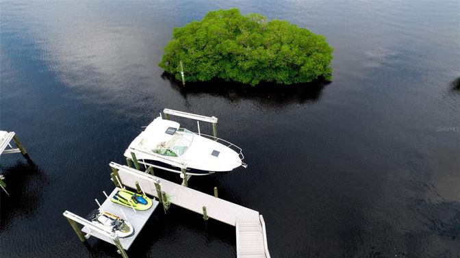 Exterior, Lake
