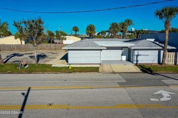 Attached, Exterior, Facade, Ranch