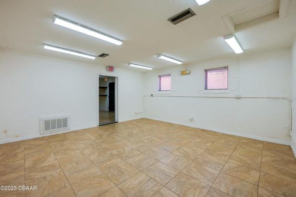 Empty room, Interior