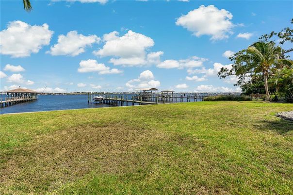 Exterior, Lake