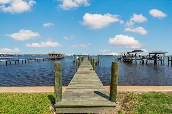 Exterior, Lake