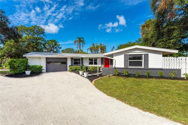 Attached, Exterior, Facade, Ranch