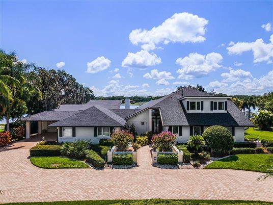 Exterior, Facade, Ranch
