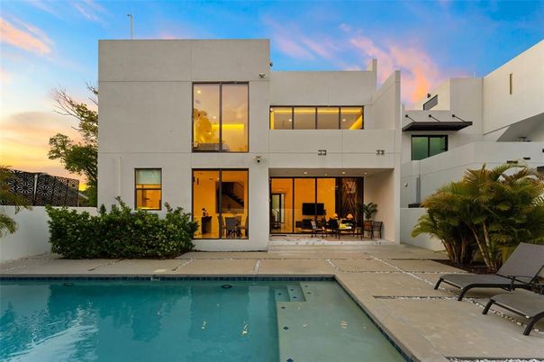 Exterior, Facade, Pool, Modern