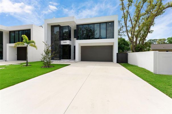 Attached, Backyard, Exterior, Facade, Modern