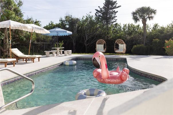 Exterior, Pool