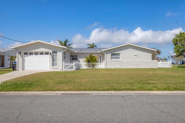 Attached, Exterior, Facade, Ranch