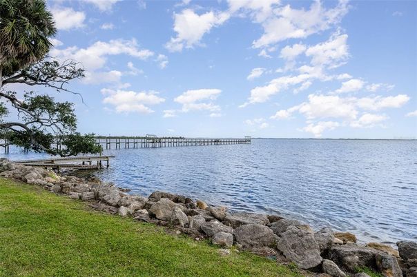Exterior, Lake