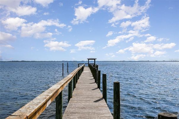 Exterior, Lake