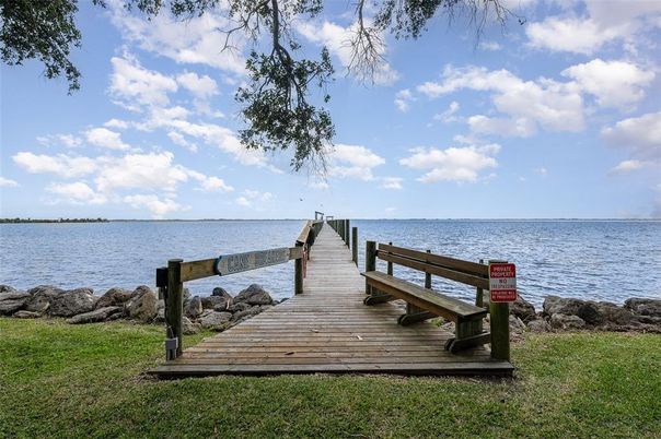 Exterior, Lake