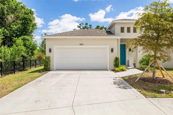 Attached, Exterior, Facade, Ranch