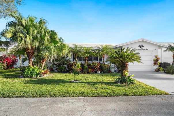 Attached, Exterior, Facade, Ranch