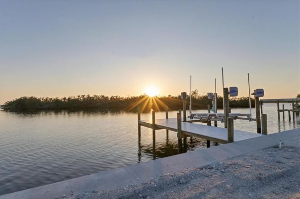Exterior, Lake