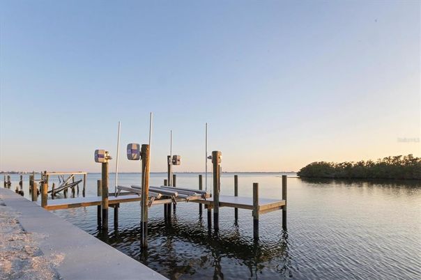 Exterior, Lake