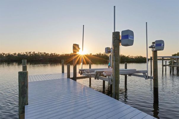 Exterior, Lake