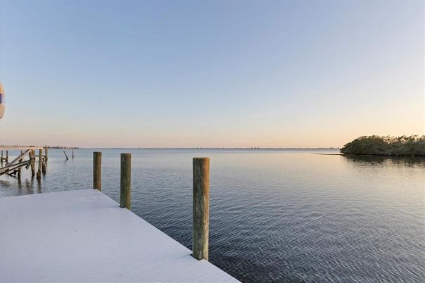Exterior, Lake