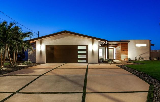 Backyard, Detached Garage, Exterior, Facade, Modern