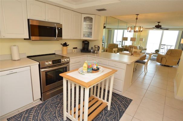 Dining room, Interior, Kitchen, Pendant Lights, Stainless Steel Appliances