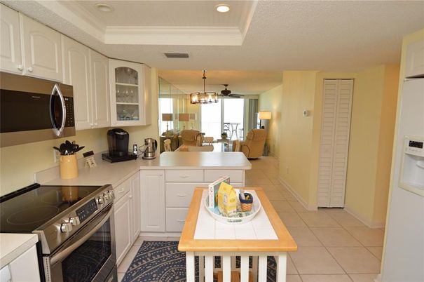 Chandelier, Dining room, Interior, Kitchen, Pendant Lights, Recessed Lighting, Stainless Steel Appliances