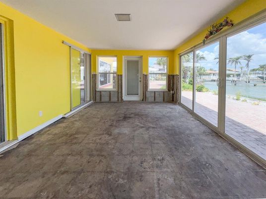 Empty room, Interior, Water