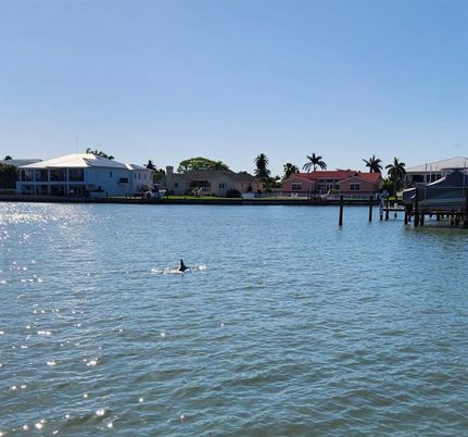 Exterior, Lake