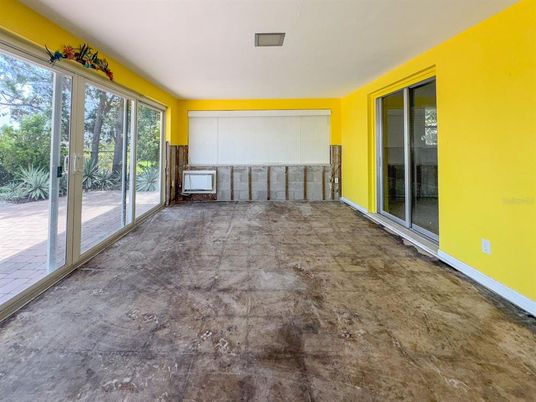 Empty room, Interior