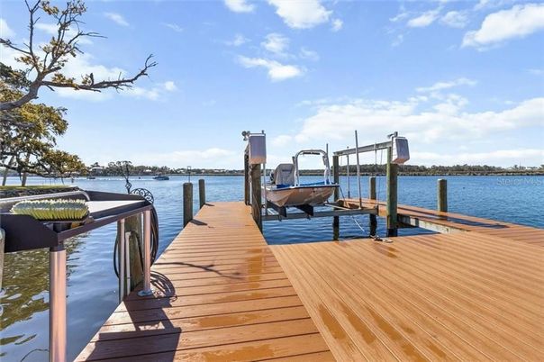 Exterior, Lake
