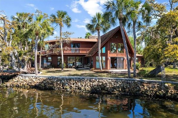 Exterior, Lake