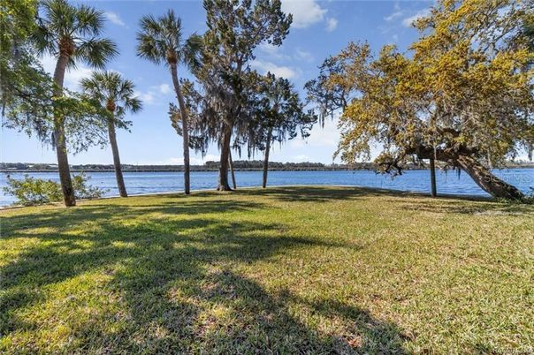 Exterior, Lake