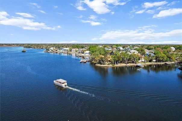Exterior, Lake