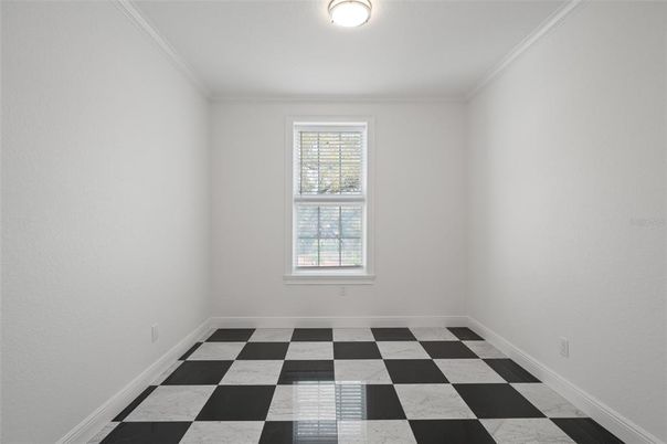 Empty room, Interior