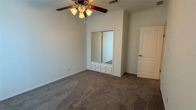 Empty room, Interior