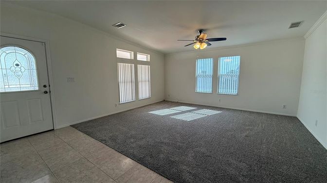 Empty room, Interior