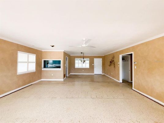 Empty room, Interior