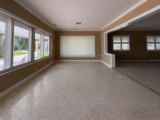 Empty room, Interior