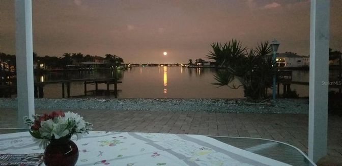 Exterior, Lake
