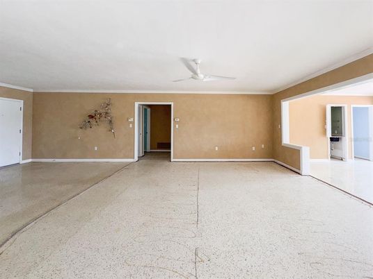 Empty room, Interior
