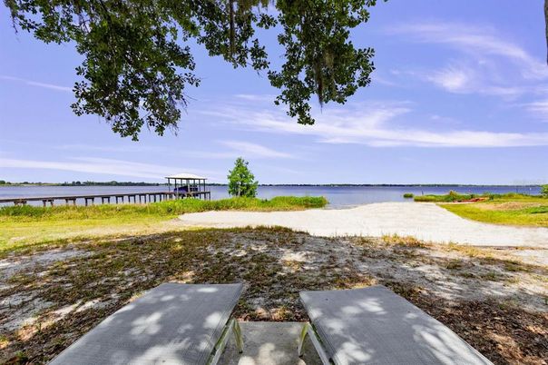 Exterior, Lake