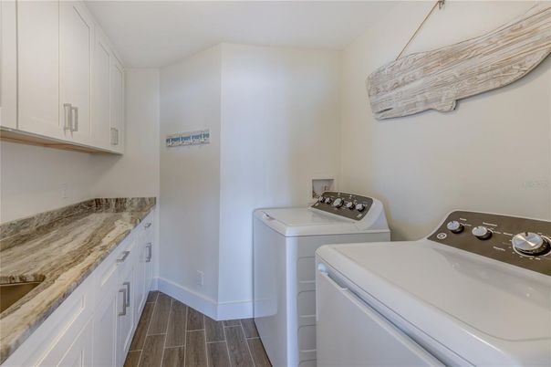 Interior, Washer, Wood Texture Flooring