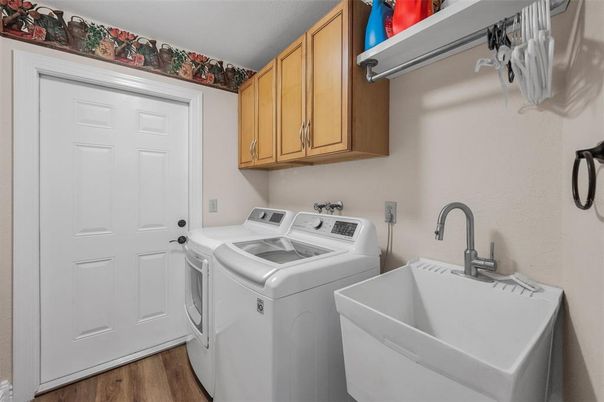 Interior, Washer, Wood Texture Flooring