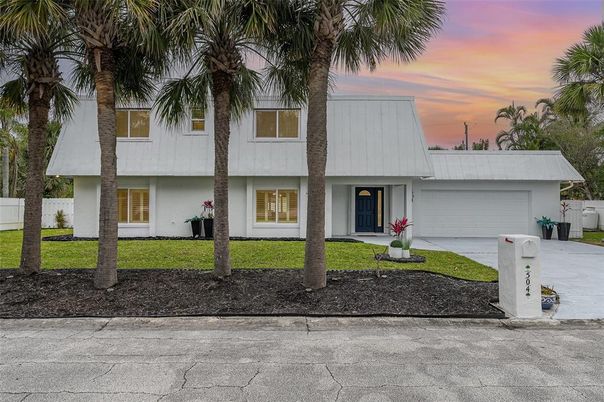 Attached, Exterior, Facade, Ranch