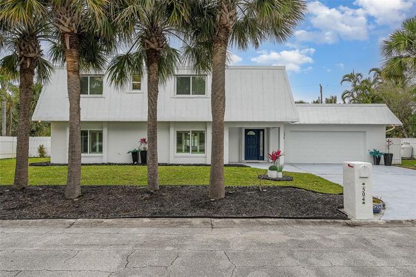 Attached, Exterior, Facade, Ranch