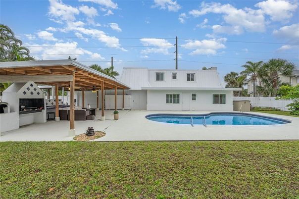 Exterior, Pool