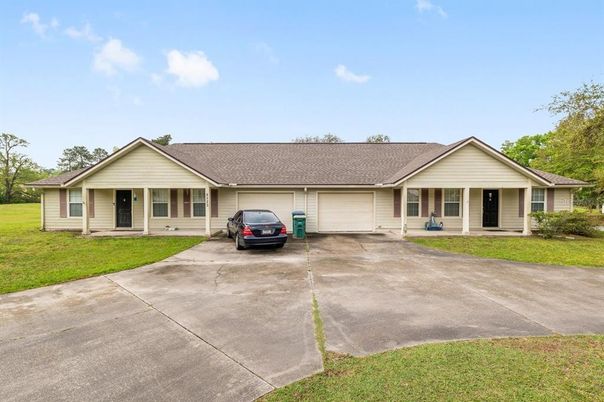 Attached, Exterior, Facade, Ranch