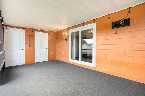 Empty room, Interior